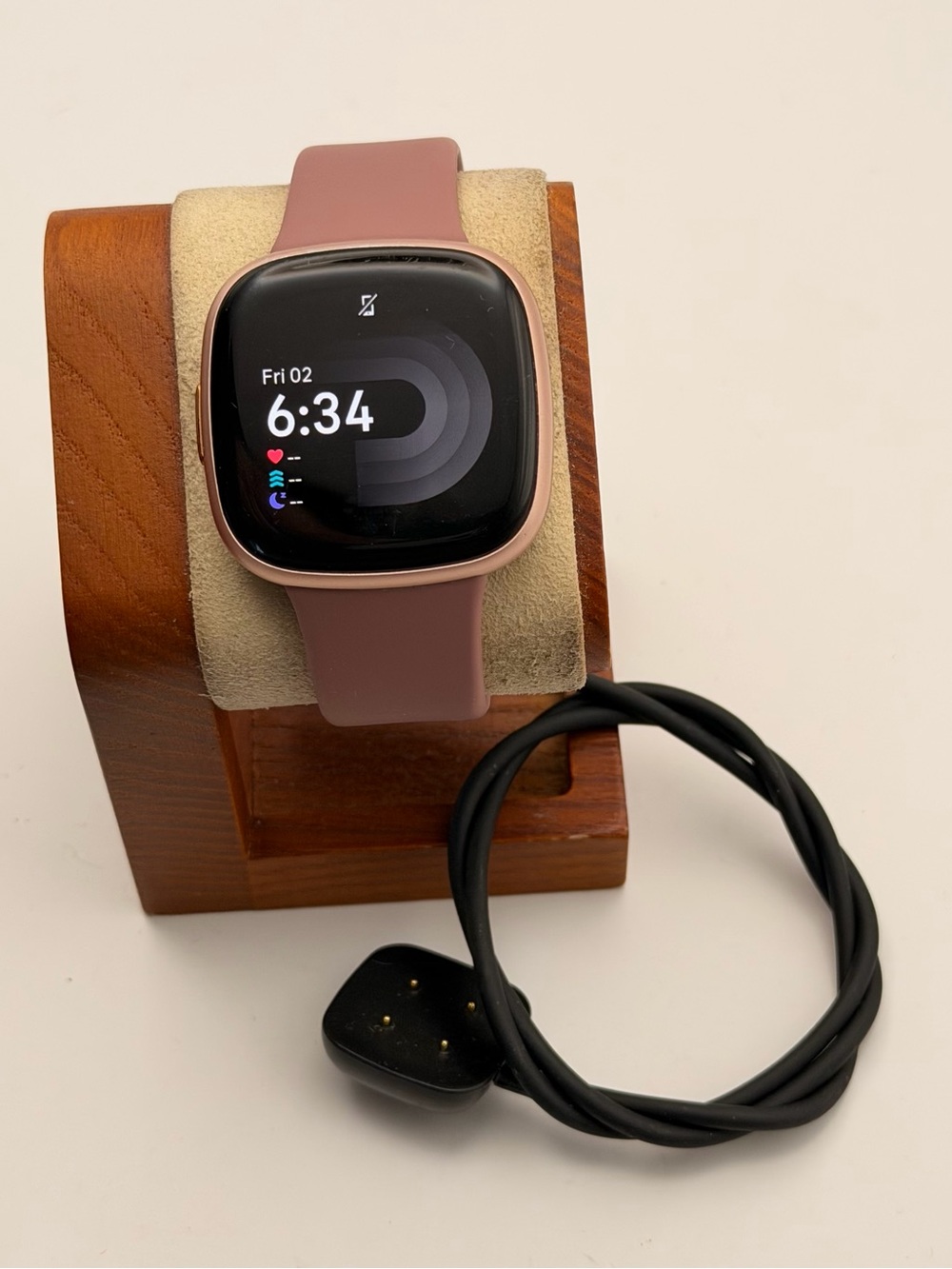 Fitbit Versa 4, Charger included, Rose Gold case, MSRP 220$, Tested, New band